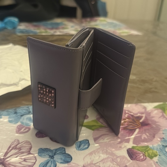 Givenchy violet bifold wallet in mint condition!!! Barely any wear - Picture 6 of 6